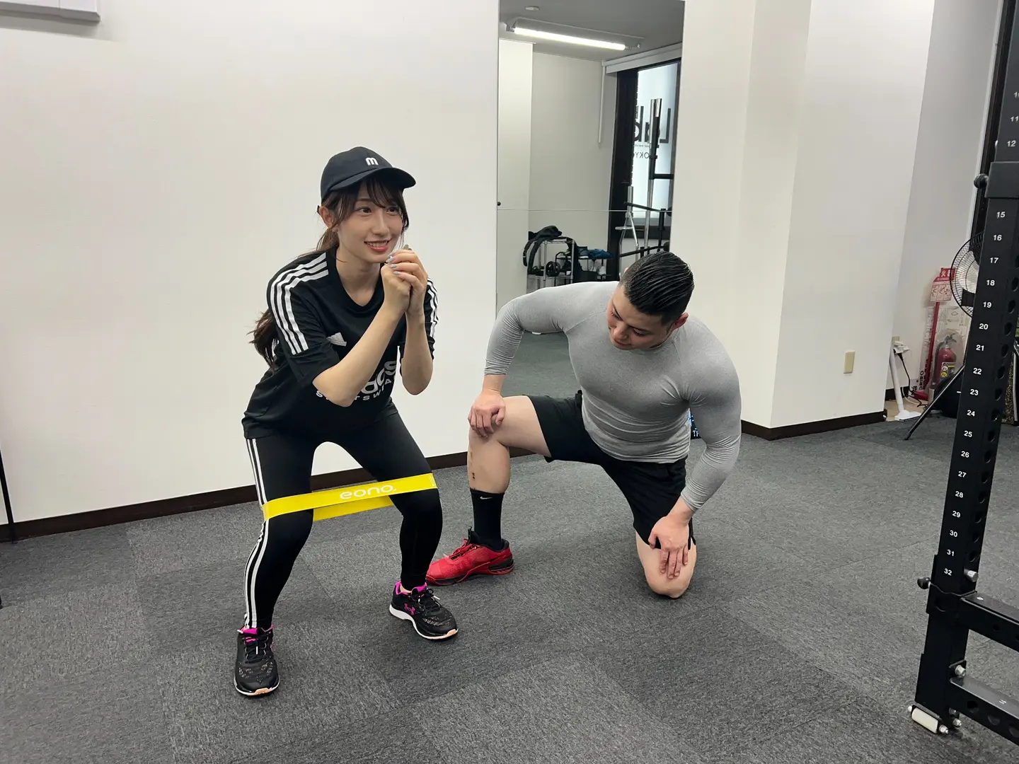 バンドを使い脚の動きを細かく確認する指導